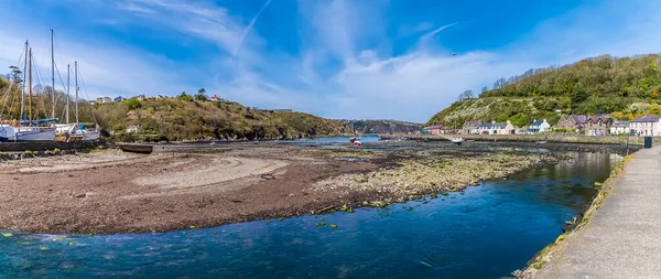 Widok Przez Port Podczas Odpływu Lower Fishguard Południowa Walia Słoneczny — Zdjęcie stockowe