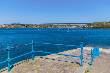 Güneşli bir günde Pembroke Rıhtımı, Pembrokeshire, Güney Galler sahilinden Cleddau köprüsüne doğru bir manzara