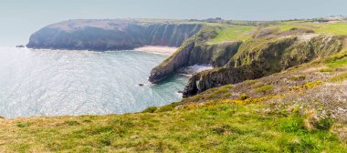 Pembrokeshire kıyısındaki Skrinkle Haven 'a doğru bir manzara güneşli bir günde Tenby, Güney Galler' e yakın.