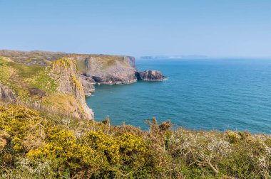 Güneşli bir günde Pembrokeshire kıyısı boyunca Tenby, Güney Galler manzarası
