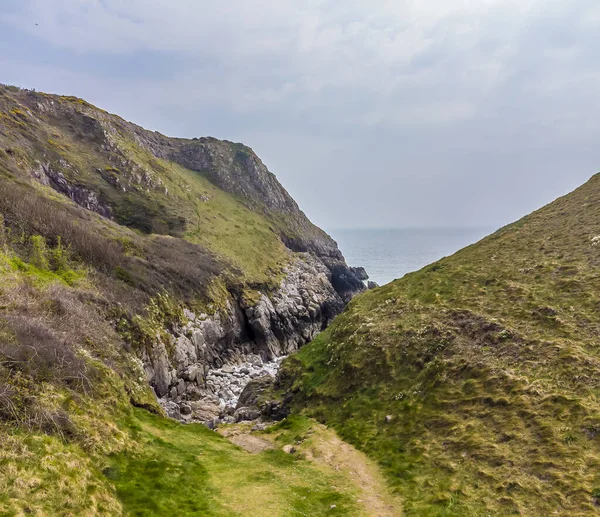 Una Vista Aérea Una Cala Rocosa Aislada Costa Pembrokeshire Cerca —  Fotos de Stock