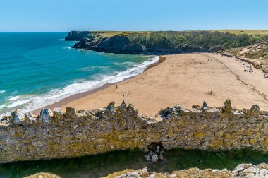 Bahar mevsiminde Güney Galler 'in Pembrokeshire kıyısı boyunca Barafundle Körfezi' nin üzerindeki bir duvar manzarası.