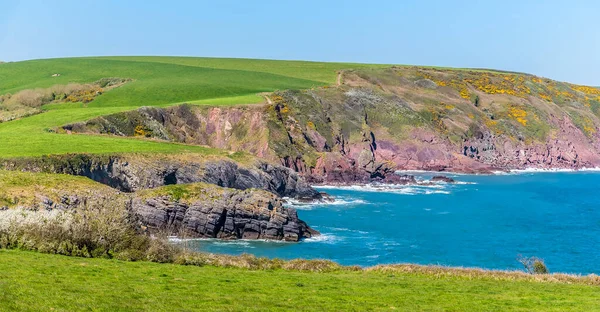 Pembrokeshire sahili boyunca Stackpool 'un baharda Güney Galler' deki manzarası