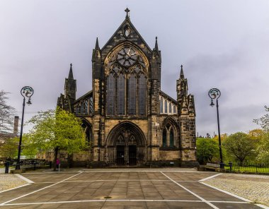 Glasgow 'da bir yaz akşamında Katedral' e doğru bir manzara.