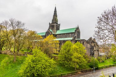Glasgow 'da bir yaz akşamında Necropolis' ten katedrale doğru bir manzara.