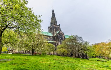 Glasgow 'da bir yaz akşamında Katedralin manzarası