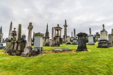 Glasgow 'da bir yaz akşamında Necropolis' in eski bölümlerinin manzarası