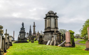 Glasgow 'da bir yaz akşamında Necropolis' in zirvesine doğru bir manzara