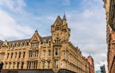 Glasgow 'daki Viktorya Dönemi Gotik binalarının bir yaz günü manzarası