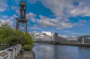 Clyde Nehri 'nin aşağısındaki Glasgow' daki Clyde Arc köprüsüne doğru bir manzara.