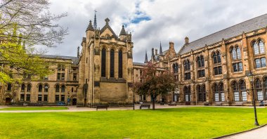 GLASGOW, İngiltere - Mayıs 2021: Bir yaz gününde Glasgow Üniversitesi 'nde bir dörtgen boyunca bir manzara