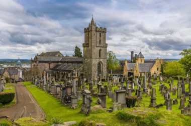 Kutsal Rude 'daki mezarlık ve kilise manzarası, Stirling' in yaz günü