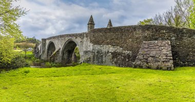 Bir yaz günü Stirling köprüsünün kenarında bir manzara.