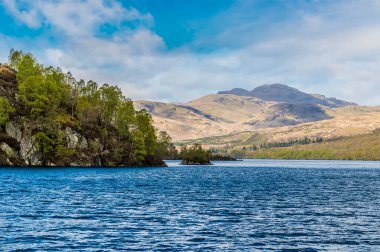 İskoçya 'da bir yaz gününde İskoçya' daki Katrine Gölü 'nde Stronachlachar' a doğru bir manzara