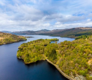 İskoçya 'da bir yaz günü, Katrine Gölü' nün kuzey kıyısına doğru bir hava manzarası.