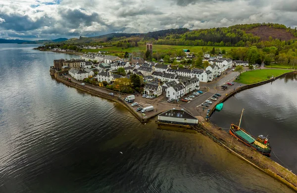 夏日在Loch Fyne海岸上俯瞰苏格兰Inveraray的全景 — 图库照片