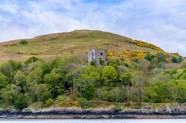İskoçya 'nın Oban yakınlarındaki Lorn Fırtınası' ndan Dunollie Kalesi 'ne doğru bir manzara.