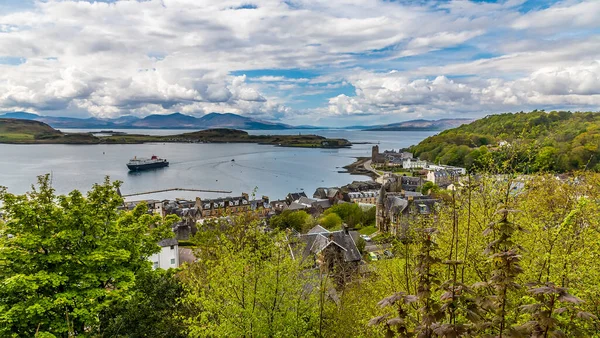夏日从奥班湾俯瞰苏格兰奥班湾和奥班镇 — 图库照片