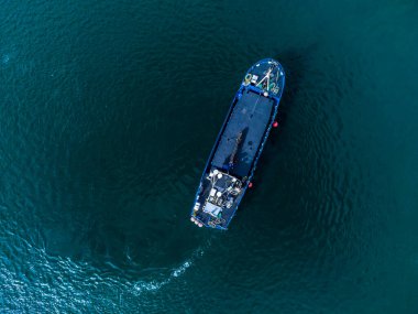 Bir yaz günü İskoçya 'nın Oban kasabasının yanındaki Oban Körfezi' nde manevra yapan bir geminin üstündeki hava manzarası