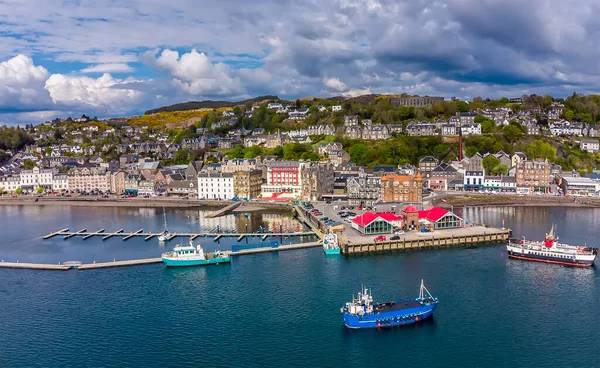 在苏格兰奥班镇的码头上俯瞰全景的全景 — 图库照片