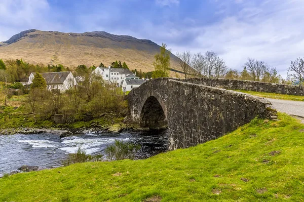 Bir yaz günü İskoçya 'nın Glencoe şehrinin yakınındaki köye doğru Orchy Köprüsü' nden bir manzara