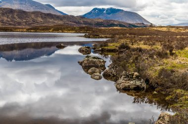Glencoe, İskoçya yakınlarındaki Loch Ba sahilleri boyunca bir yaz günü