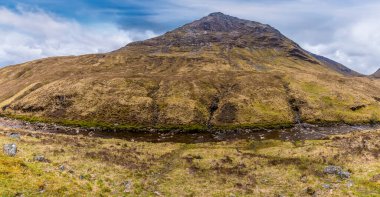 Glen Etive, İskoçya 'da Etive Nehri' nin karşısından bir manzara