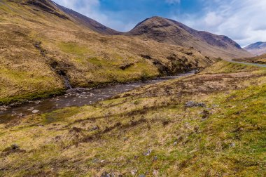 Glen Etive, İskoçya 'da Etive nehrinin aşağısında bir yaz günü manzarası
