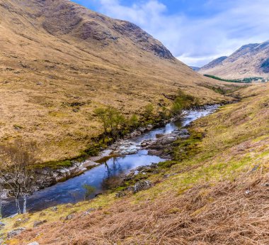 Bir yaz gününde İskoçya, Glen Etive 'de Etive nehrinin aşağısında manzaralı bir manzara