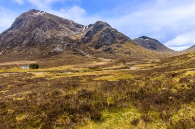 Glencoe Glencoe, İskoçya 'nın dağlarına bakan bir manzara