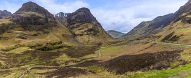 Glencoe, İskoçya 'da yaz günlerinde yol boyunca manzara