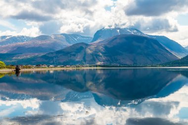 Loch Eil 'den Fort William ve Ben Nevis' e doğru bir manzara.