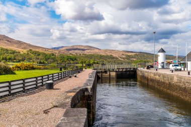 İskoçya, Fort William yakınlarındaki Corpach 'taki Caledonia Kanalı' nın aşağısında bir yaz günü