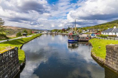 Bir yaz günü İskoçya, Fort William 'ın yanındaki Caledonian Kanalı' ndaki Corpach 'taki bir kilidin aşağısında.