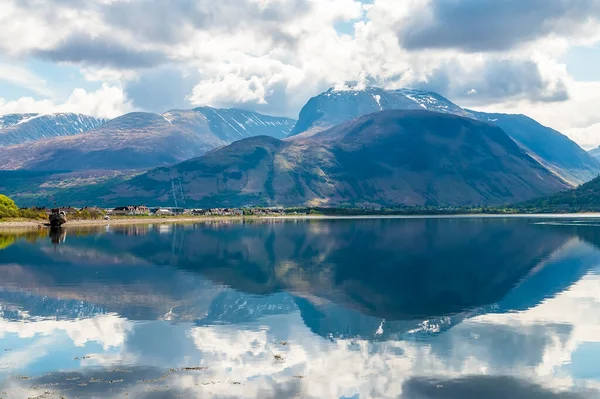 Loch Eil 'den Fort William ve Ben Nevis' e doğru bir manzara.