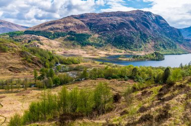 Glenfinnan, İskoçya 'daki Loch Shiel Gölü' ne giden demiryolu hattından bir manzara