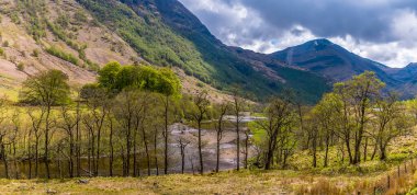 Nevis nehri boyunca İskoçya 'nın Glen Nevis şehrinde bir yaz günü manzarası