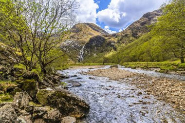 Nevis Nehri 'nin yukarısındaki Glen Nevis, İskoçya' daki Steall Şelalesi 'ne doğru bir manzara