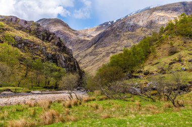 Glen Nevis, İskoçya 'da Steall Şelalesi' nden Nevis nehrinin aşağısına bir manzara