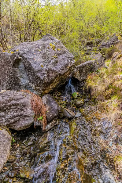苏格兰本尼维斯斜坡上的一座山瀑布映入眼帘 — 图库照片