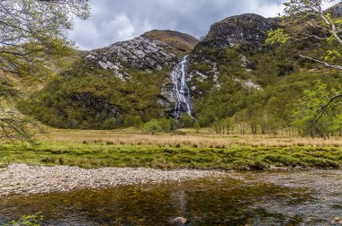 Nevis Nehri 'nin kıyısından Glen Nevis, İskoçya' daki Steall Şelalesi 'ne doğru bir manzara.
