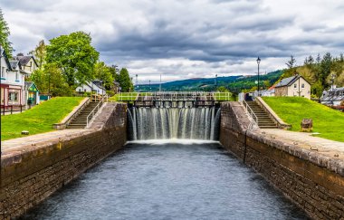 Fort Augustus, İskoçya 'da bir yaz günü kilit kapılarının uzun pozlu görüntüsü