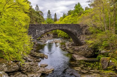 İskoçya, Invermoriston 'daki şelalenin üzerindeki yol köprüsüne bakan bir manzara.
