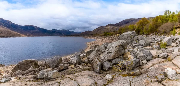 Een Panoramisch Uitzicht Rotsblokken Langs Kust Van Loch Cluanie Schotland — Stockfoto