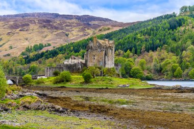 Loch Long sahilinden İskoçya, Duich Gölü 'ne doğru bir manzara.