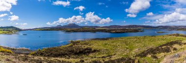 İskoçya 'nın Skye adasında, bir yaz günü Loch Dunvegan' da manzara