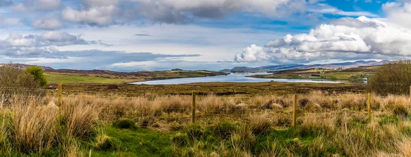 夏の日にスコットランドのスカイ島にあるロッホ スニゾート ビーグへ向かう高原のパノラマビュー — ストック写真