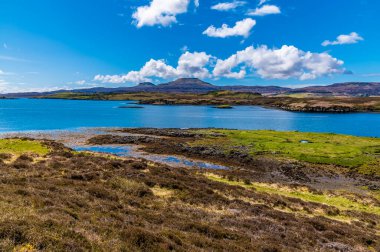 İskoçya 'nın Skye adasında, bir yaz günü, Dunvegan Gölü' ndeki adalar arası bir manzara
