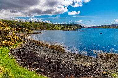 İskoçya 'nın Skye adasında, bir yaz günü, Dunvegan Gölü kıyısında bir sahil manzarası.