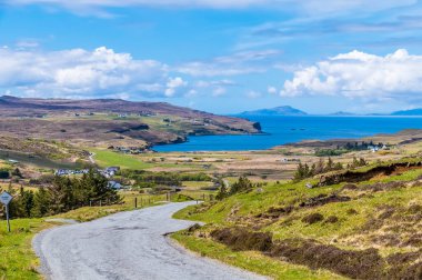 İskoçya 'nın Skye adasındaki Neist Point' e giden yol boyunca bir yaz günü